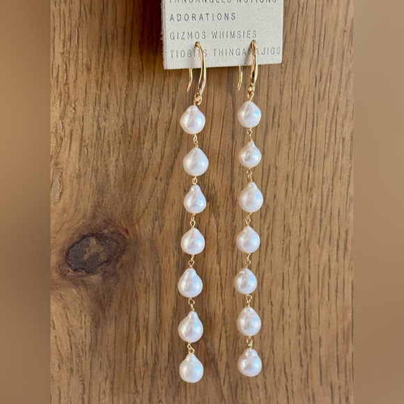 ANTHROPOLOGIE NWT Freshwater Pearl Drop Earrings Length 4” Natural - Picture 2 of 5